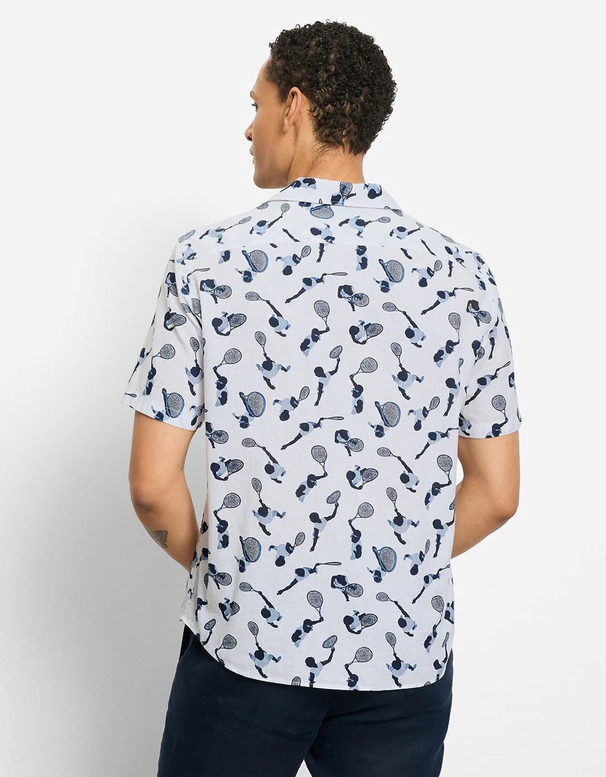 Рубашка белая с принтом в теннисном стиле