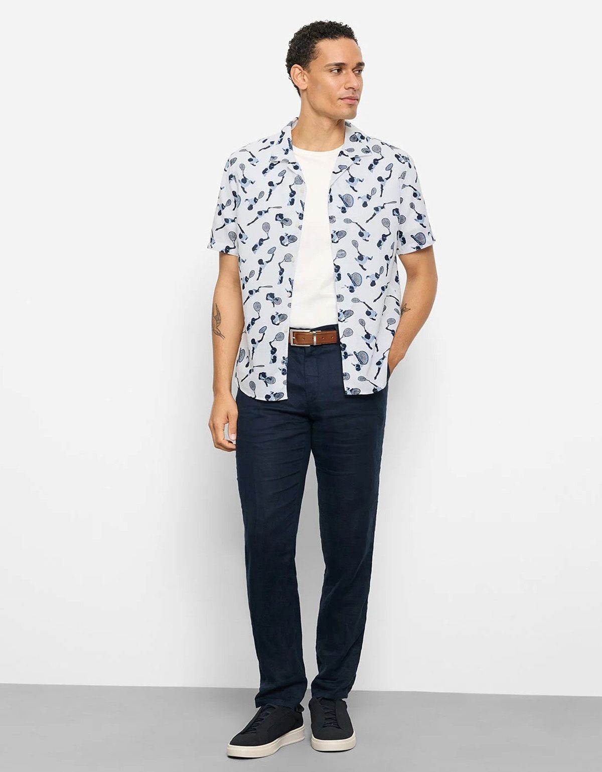 Рубашка белая с принтом в теннисном стиле