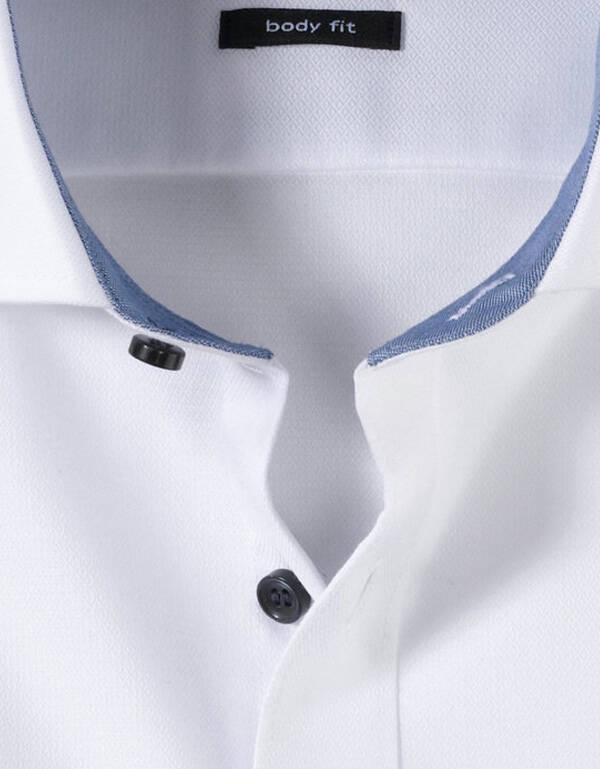 Рубашка белая с синими пуговицами Level Five, body fit, фактурная ткань | купить в интернет-магазине Olymp-Men